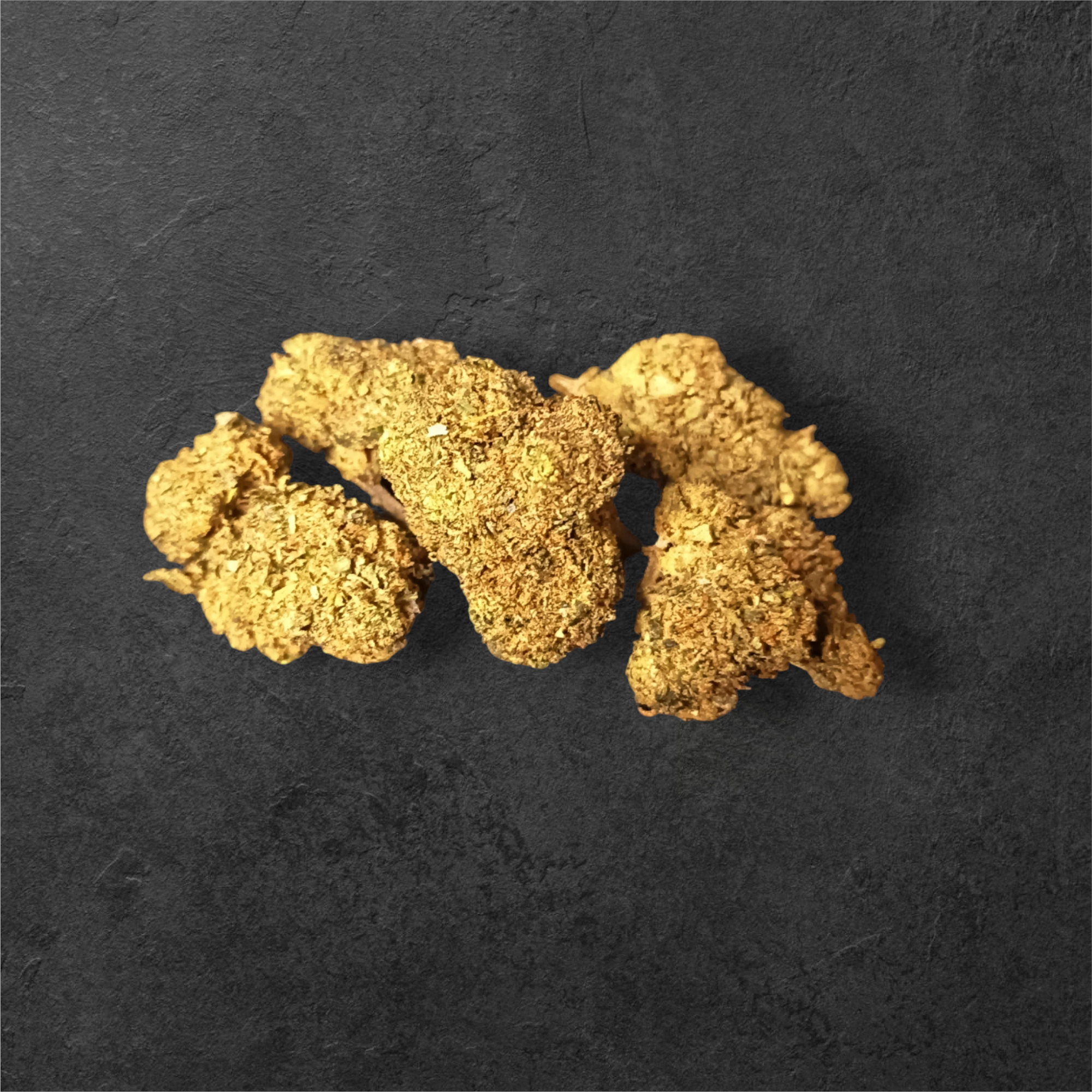 Fleurs de CBD séchées, compactes et résineuses, posées sur un fond sombre texturé.